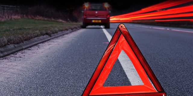 На Донбассе пьяный водитель врезался в джип с военными