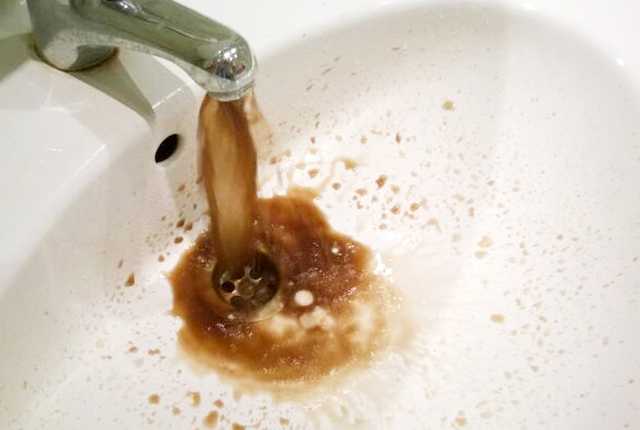 В Киеве включили горячую воду шоколадного цвета