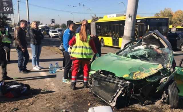 Вылетела в столб: появилось видео первых минут после смертельной ДТП в Киеве
