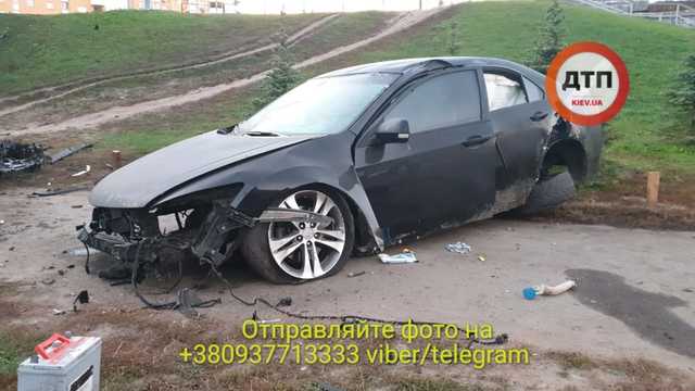 В Киеве Honda вылетела с моста, потеряв двигатель и колесо