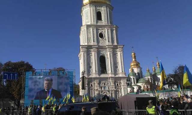 На Софійській площі розпочалася подячна молитва. У ній бере участь Порошенко