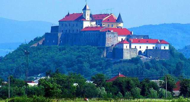 В Мукачево на замке венгерского орла заменят тризубцем