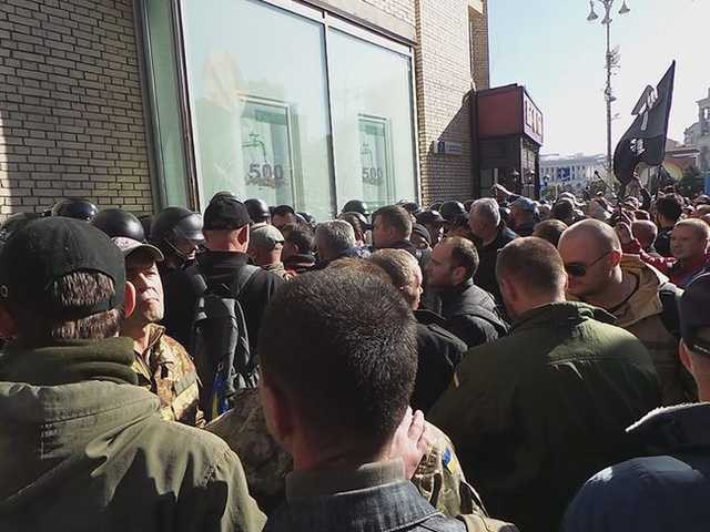 Полиция не дала активистам поставить палатки на Майдане. Произошла стычка