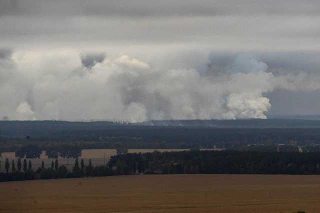 На арсенале в Ичне продолажаются одиночные взрывы - Минобороны