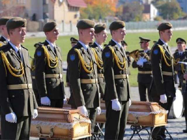 Вечная слава: во Львове с почестями перезахоронили останки воинов