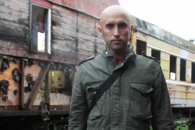 В Мюнхене пропагандист Грэм Филлипс сорвал флаги с могилы Степана Бандеры