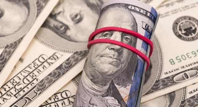 После затяжных выходных доллар и евро подешевели в курсах Нацбанка