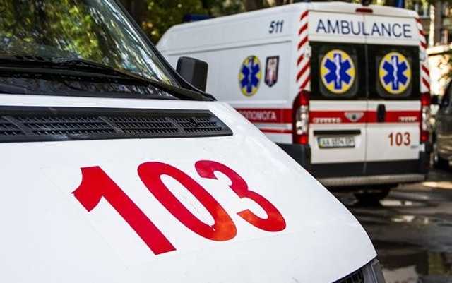 В Кривом Роге легковушка влетела в остановку с людьми, есть пострадавшие