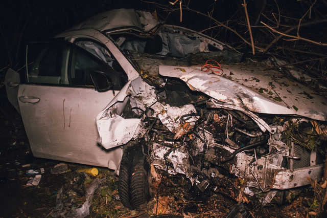 Под Киевом Toyota разорвала пешехода и врезалась в дерево