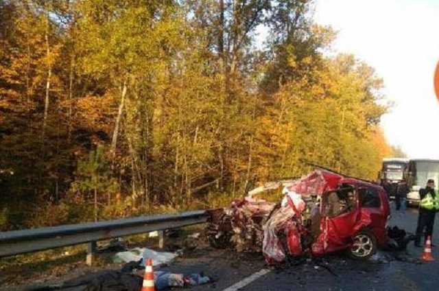 Жуткое ДТП под Киевом: Volkswagen в лоб столкнулся с грузовиком