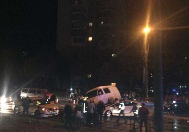 Автобус раздавил полицейское авто в Тернополе: опубликованы фото и видео