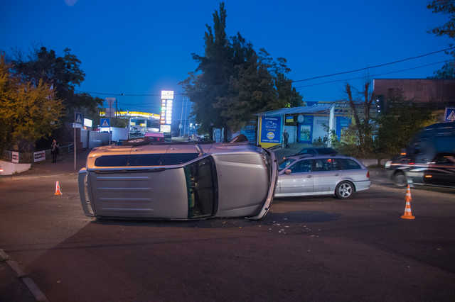 В Киеве BMW на перекрестке перевернул Land Сruiser