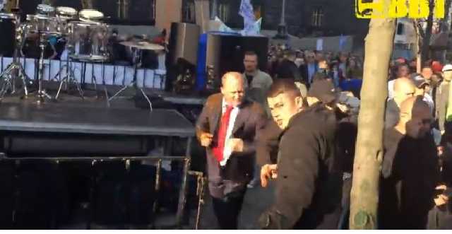 На акции протеста под Кабмином нардепа Каплина облили фекалиями