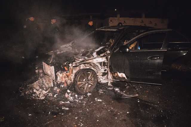 В Киеве на Троещине дотла сгорел Mercedes бизнес-класса
