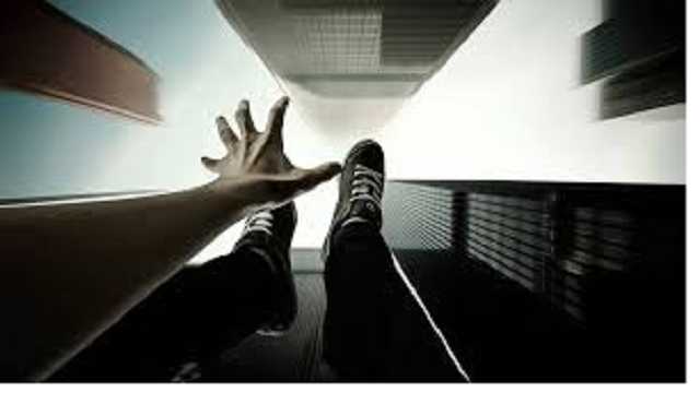 Последние секунды жизни: появилось видео падения мужчины на Харьковском шоссе в Киеве