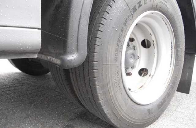 В Черновцах мужчина на ходу выпал из грузовика и погиб под его колесами