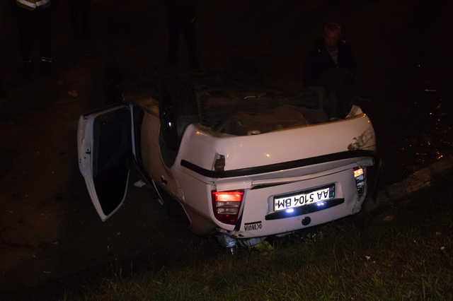 В Киеве на Троещине Skoda снесла отбойник, перевернулась и слетела в подземный переход