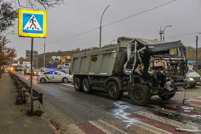 В Киеве водитель самосвала протаранил две машины и попал в больницу