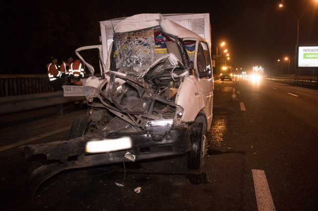 В Киеве «Газель» с хлебом влетела в стоящий грузовик