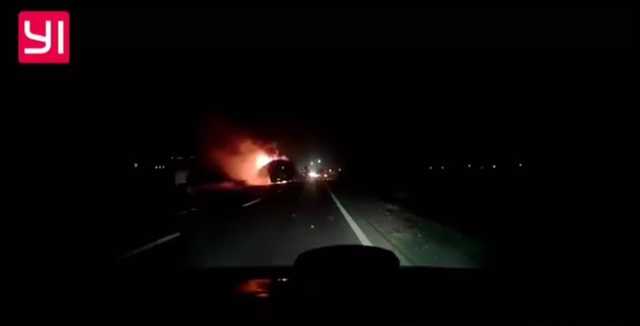 Во Львове на ходу загорелся автобус с туристами: момент попал на видео