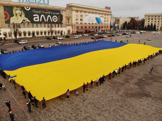Фотофакт: в Харькове развернули самый большой в мире флаг Украины