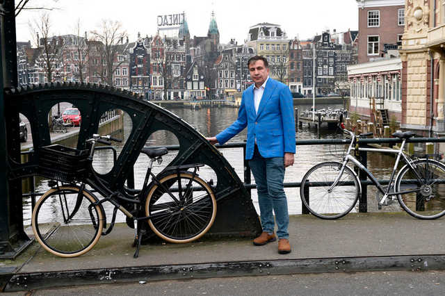 ’’Мама помогает’’: журналисты показали, как живет Саакашвили в ’’изгнании’’