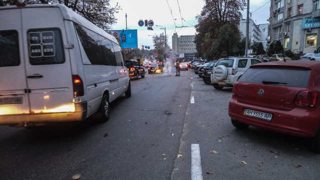 В Киеве из-за провала асфальта перекрыли Голосеевский проспект