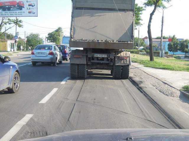 ’’Жлобство перевозчиков’’: в сети показали, как фуры уничтожают украинские дороги