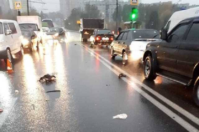 В Харькове автомобиль сбил двоих пешеходов на “зебре”: один из них погиб