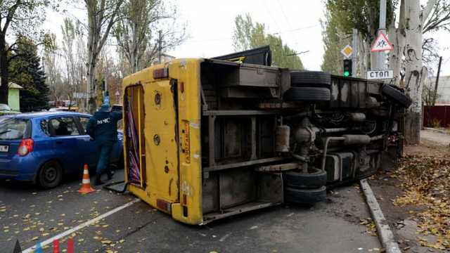 В центре оккупированной Макеевки перевернулась маршрутка: много пострадавших