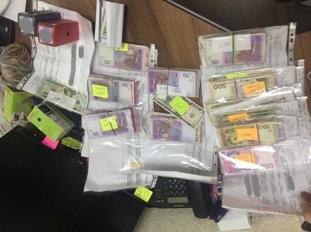 40 обшуків у 3 областях – у митних шахраїв забрали печатки, техніку й гроші