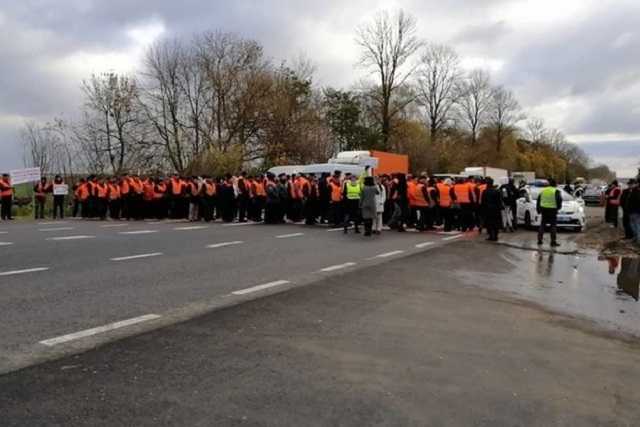 Работникам Тернопольского облавтодора 4 месяца не платят зарплату. Люди вышли на протест