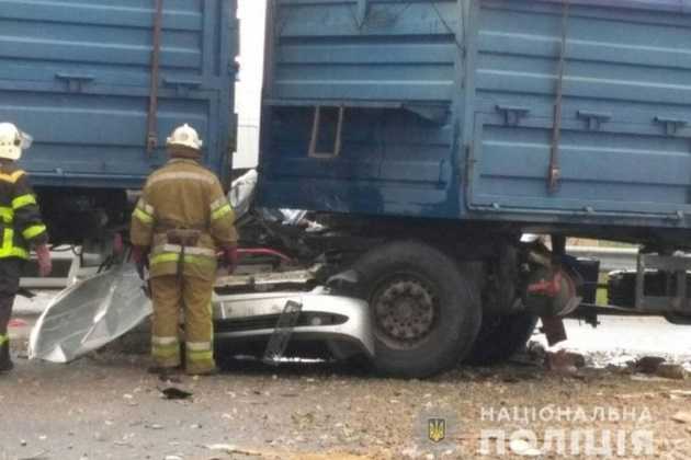 Машину смяло как бумагу. Старый ВАЗ погубил двоих людей под грузовиком