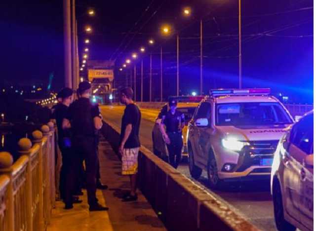 В Днепре заминировали стратегический мост: опубликовано видео