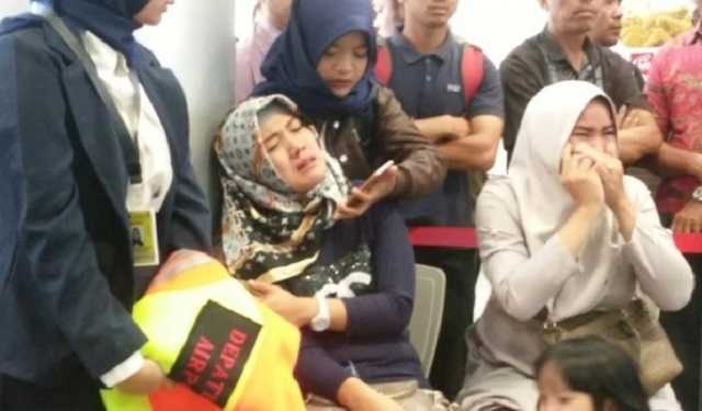 Спасатели обнаружили обломки лайнера, упавшего в Индонезии: все пассажиры погибли