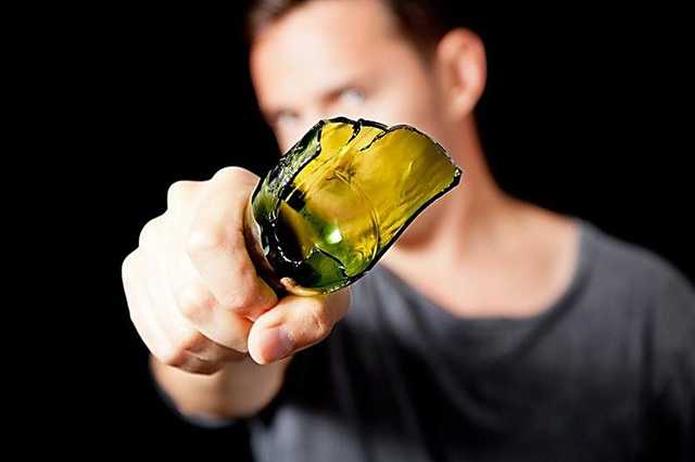 Под Харьковом мужчина порезал двух посетителей кафе «розочкой» бутылки