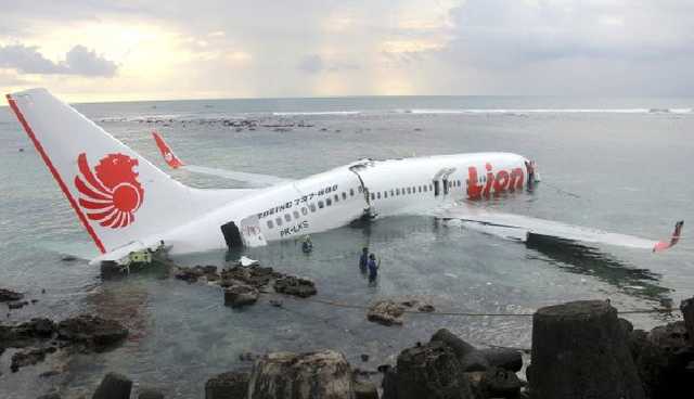 «Люди громко молятся!»: появилось ужасное видео из Боинга в момент падения в Индонезии