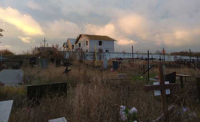 Харьковчанка не дает местным жителям хоронить родственников