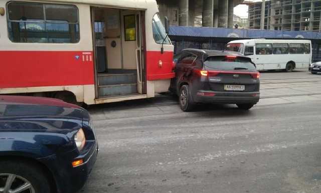 В Киеве трамвай врезался в кроссовер, который стоял на рельсах
