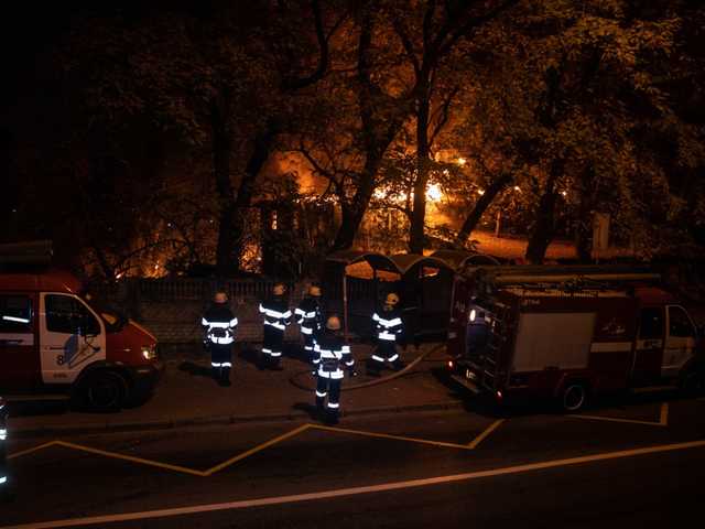 Уничтожены два автомобиля: На проспекте Науки в Киеве сгорело СТО