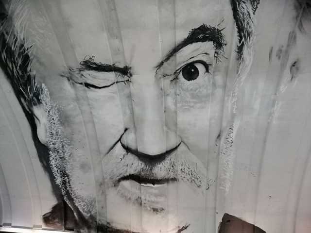 В киевском метро нарисовали мурал с Богданом Ступкой