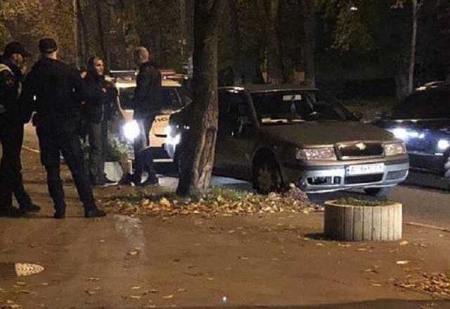 В Киеве водитель Skoda сбил велосипедиста и пытался уехать по встречной