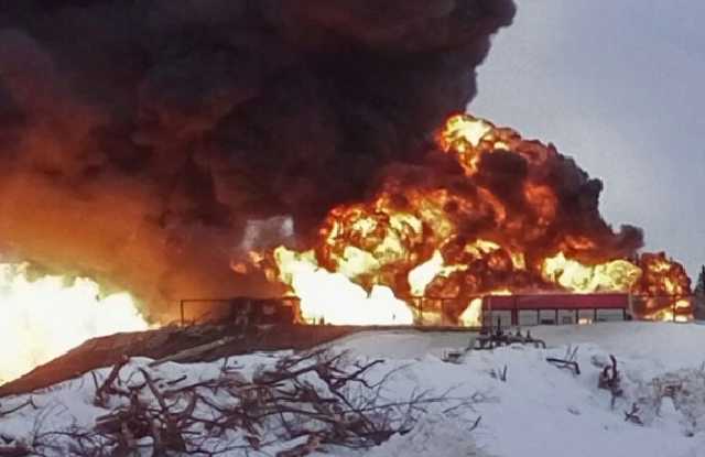 В России вспыхнул масштабный пожар на нефтебазе: подробности и видео