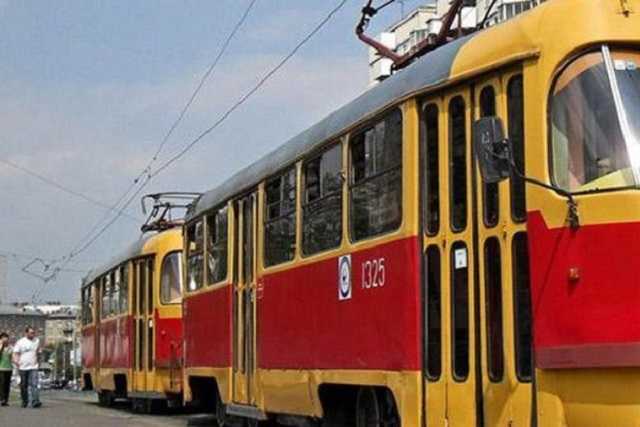 Притрусили песочком: В Днепре останки погибшей женщины не убирают с трамвайных путей