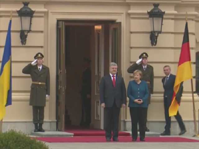 Меркель прилетела в Киев