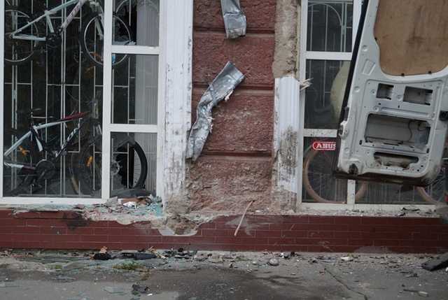 В Херсоне микроавтобус протаранил магазин и загорелся