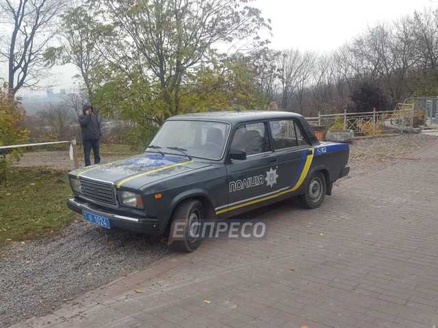 СМИ: В Киеве возле памятника Леониду Быкову нашли самодельную детскую могилу