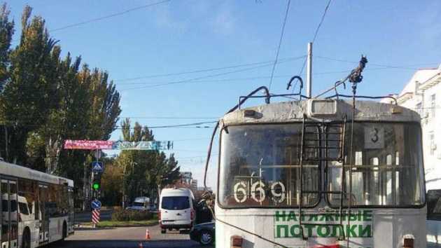 В Запорожье штанга троллейбуса упала на маршрутку: пятеро пострадавших