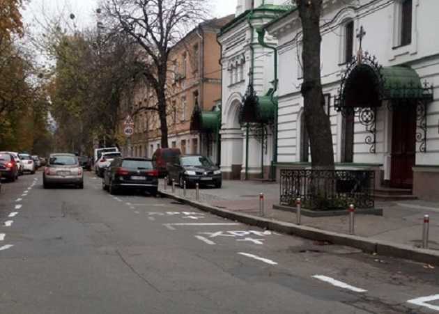 В Киеве священники на иномарках обустроили незаконную парковку