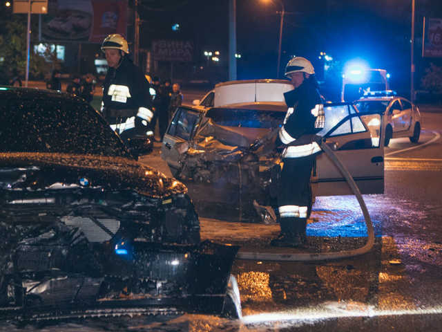 Ночная погоня в Днепре с 10 патрульными машинами: водитель BMW устроил «лобовое» ДТП